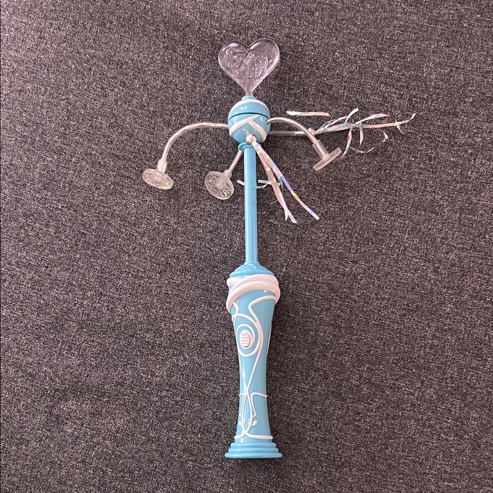 Disney on Ice Frozen wand, spins and lights up